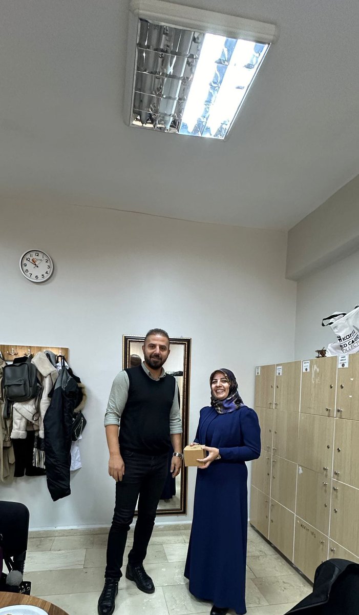 siirtnfk's tweet photo. Öğretmenler günü dolayısıyla okulumuza tebrik ziyaretine gelip öğretmenlerimizin bu özel ve önemli günlerinde yanlarında olmayı ihmal etmeyen okul aile birliği başkanımıza , değerli üyelerine ve  tüm velilerimize sonsuz teşekkürler ediyoruz .
Okulumuzun velileri iyi ki varsınız . https://t.co/lUPG3YxrvT