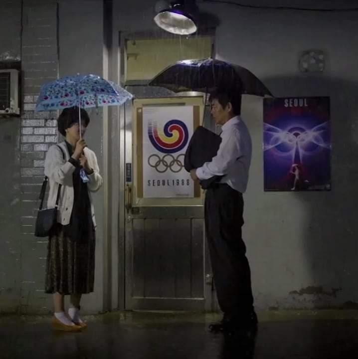 zamirmohyedin's tweet image. Tengah layan Reply 1988. Suka dengan babak ini.

Si isteri impikan suami yang romantik. Suami dia pula memang baik dan bertanggungjawab, cuma tak romantik langsung. Jenis keras. 

Si isteri ini kadang cemburu tengok pasangan suami isteri yg suami dia romantik gila. Makan bersuap…