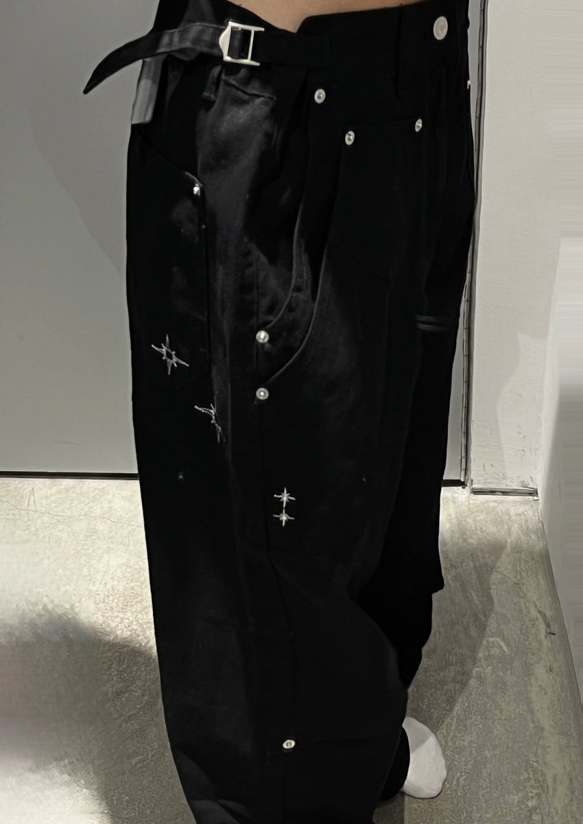 무신사에서 디테일이 너무예쁜
느좋 바지 발견 ☆ .*