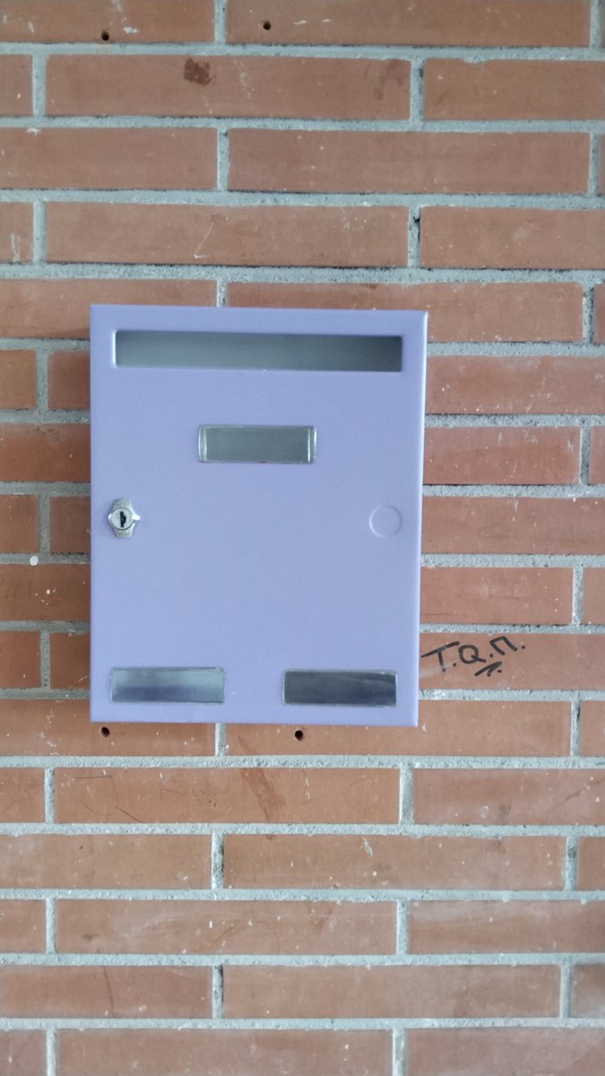 InstitutBastida's tweet photo. Ja tenim la nostra bústia lila on podrem  recollir situacions que puguin generar malestar entre el nostre alumnat i afavorir que l'institut sigui una espai segur i acollidor.

🙌 Gràcies al nostre PFI de pintura per la col·laboració en pintar-la i instal·lar-la! 

#COCOBE https://t.co/8Ti9lvXPYH