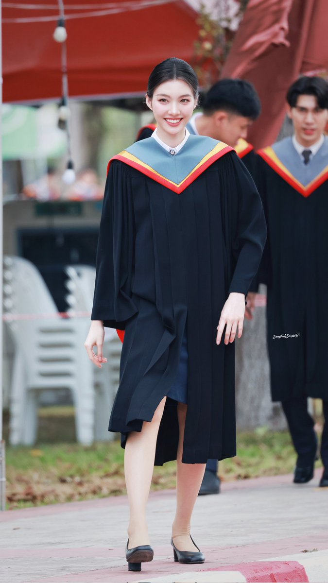 eastern0122's tweet photo. 241125
#OrmkornGraduation
#ormkornnaphat #ออมกรณ์นภัส https://t.co/hByEQ1FSyt