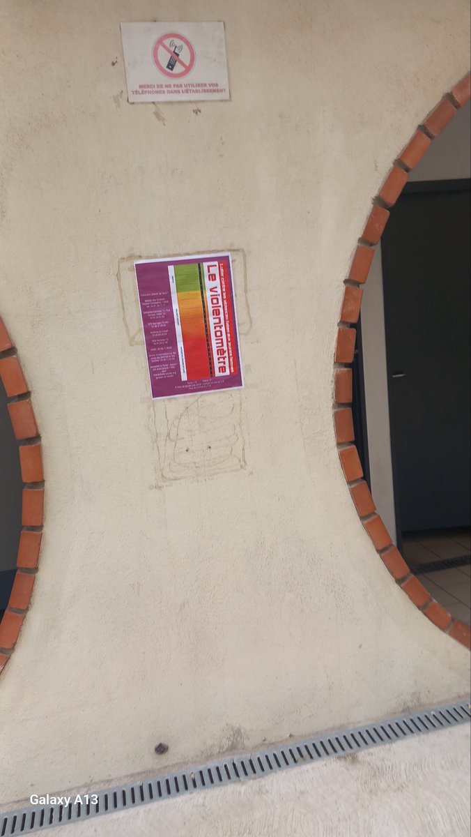 Pour la journée contre les violences faites aux femmes, le Lycée Victor Hugo a collé sur chaque porte du lycée des affiches présentant des chiffres sourcés sur les violences faites à l'égard des femmes. Ensemble, contre toute forme de violence gratuite #violencesfaitesauxfemmes