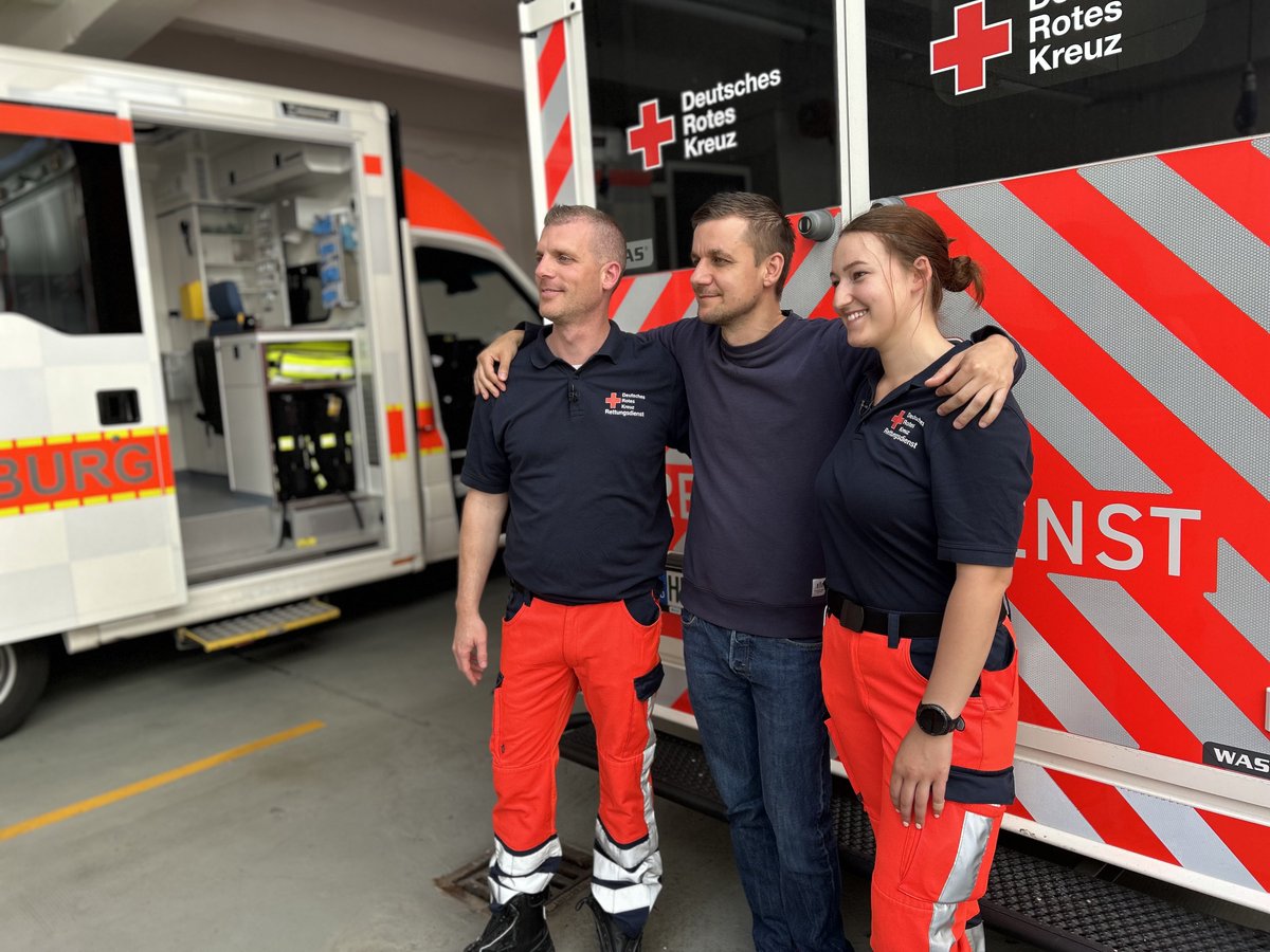 TobiSchlegl's tweet photo. Dass so viele Leute Drogen nehmen, sagt einiges über unsere Gesellschaft aus. Im Rettungsdienst nimmt man diese Probleme verdichtet wahr, wie durch ein Brennglas.
Einmal setzte - relativ früh in meiner Notfallsanitäterausbildung - bei einem Patienten die Atmung aus. Vor meinen Augen. Wir mussten sofort reanimieren. Solche plötzlichen Verschlechterungen nehmen einen mit - auch weit nach der Schicht. 
Das Thema Drogen hat mich seitdem nicht mehr losgelassen. Ich wollte mehr über die Hintergründe erfahren. Und so bin ich die letzten Monate losgezogen: zum Zoll am Hamburger Hafen, zur Polizei, zum Drogenkonsumraum, zu einer Suchtklinik und zu Festivals. Und natürlich auch zum Rettungsdienst.
Es waren sehr intensive Einblicke, die ich bekommen konnte. Und ich bin glücklich, diese jetzt mit Euch in dieser großen NDR-Dokumentation teilen zu dürfen.
 👉„Die NDR-Story: Von Fentanyl bis Kokain: Drogenreport mit Tobi Schlegl“ HEUTE (Montag, 25.11.) um 22 Uhr im NDR Fernsehen. Und natürlich auch in der ARD Mediathek;)
PS: Großen Dank an die beiden Autorinnen (Buch und Regie! Und immer beste Ansprechpartnerinnen!) Svenja Haas und Caterina Klaeden, Boris an der Kamera (plus Axel), Robert am Ton (plus Wolfram und Carsten) und generell an das gesamte Team von Doclights (Martina, Imke, Ulrike undundund). Und natürlich auch an Hans Rausch und Gabi Bauer vom NDR.  What a Teamwork!