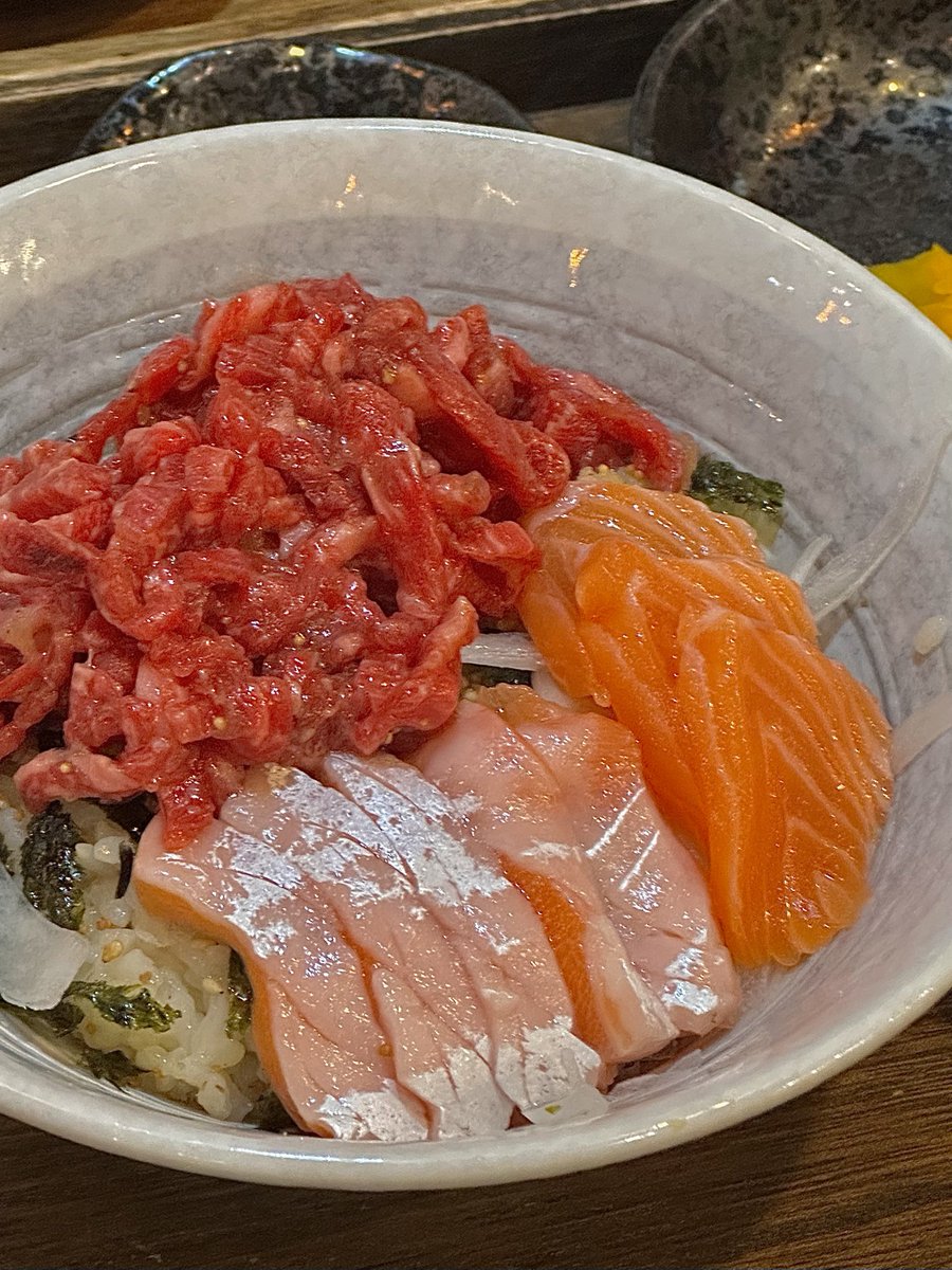 F00DFI5HTER's tweet photo. 혜화/대학로 함박웃음식당

자리가 몇 개 없고 음식 나오는 데에 시간이 오래 걸린다는 것만 빼면 너무너무 완벽한 덮밥임 육회 양 많고 연어회 두께도 두껍다 한 그릇 뚝딱 해치우고 공연 보러 가기 좋은 맛집 https://t.co/8tOYLSPlbM