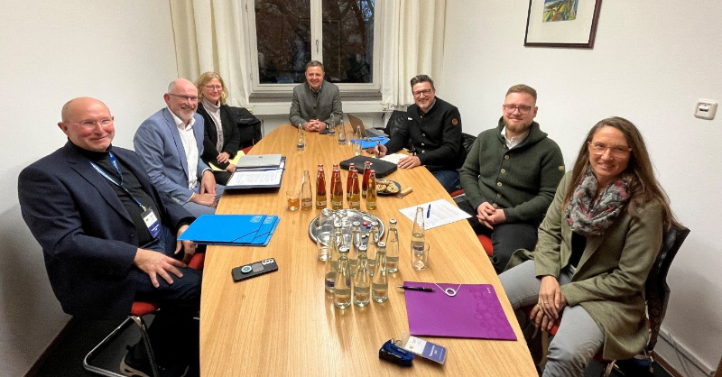 bllv's tweet photo. Förderlehrerkräfte sind keine Ersatzlehrkräfte: BLLV-Experten schildern im politischen Austausch die Problematik, die bei Förderlehrerkräften durch den angeordneten fachfremden Einsatz im Pflichtunterricht entsteht. Diese Aufgabe ist im Berufsbild so nicht vorgesehen.