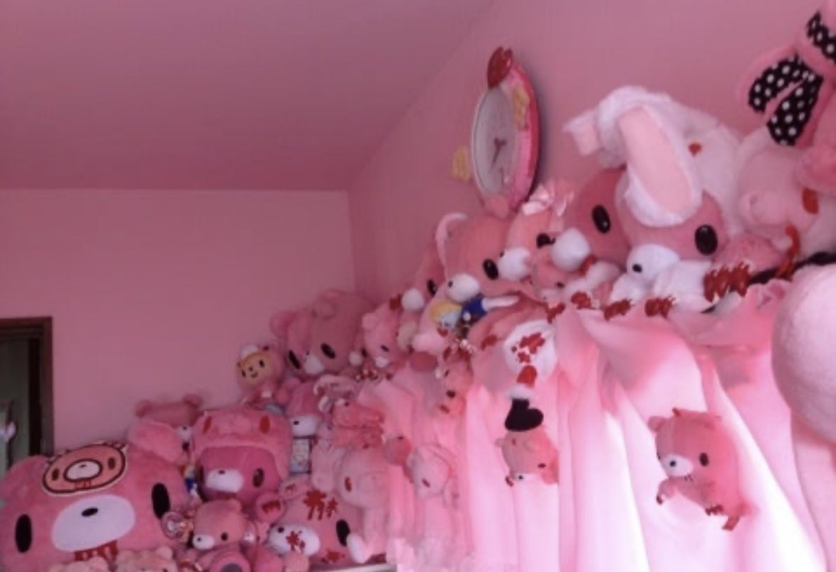 やっと発表できた嬉しい...

実家の部屋の写真なんだけど小学生から
グル〜ミ〜大好きであつめまくってて

このコラボが決定してからめちゃくちゃ
嬉しくてもう人生の夢1つ叶った気持ち

めちゃくちゃ可愛いの...🥹
みんなにはやくコラボ商品見て欲しい...!! https://t.co/shNwVJeRSz