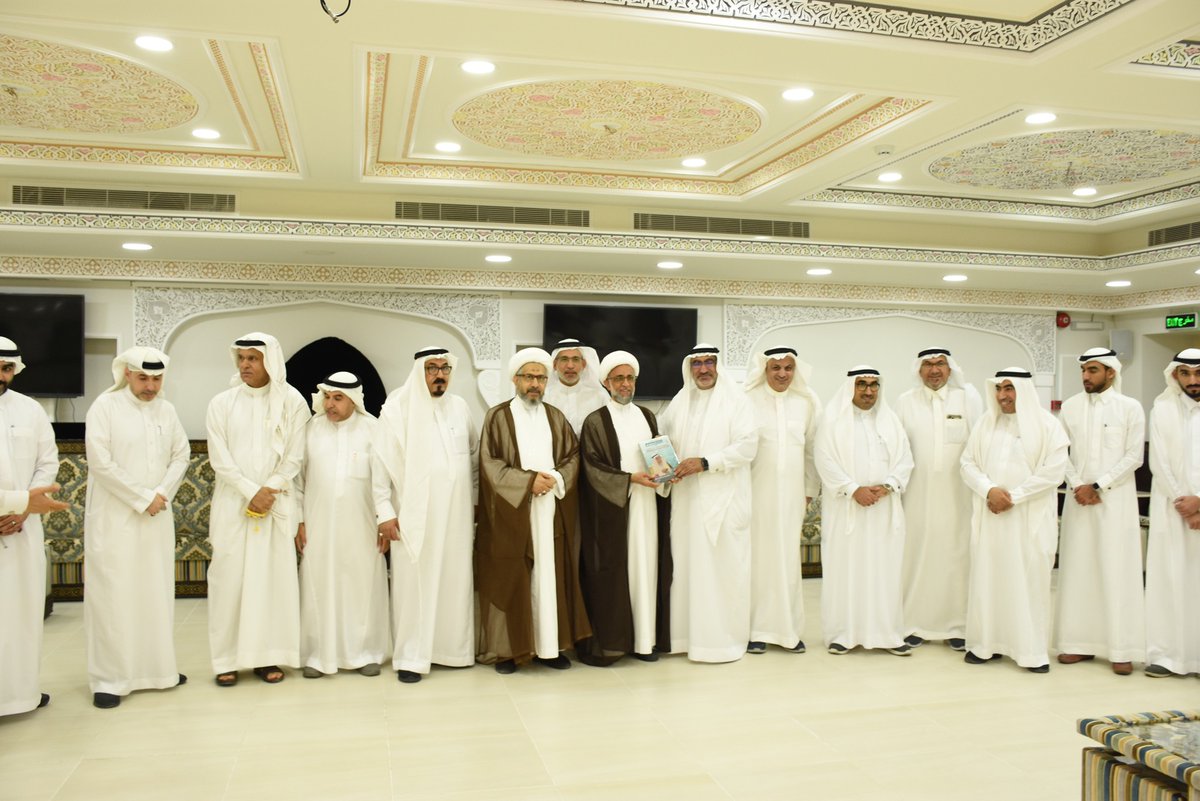 Qatif_news's tweet photo. أبناء المرحوم الملا سعيد بن ناصر الخاطر، يهدون سماحة الشيخ حسن الصفار نسخة من كتاب (رسالة وعطاء.. الوالد الحاج الملا سعيد بن ناصر الخاطر) الذي يوثق لمسيرة حياة والدهم رحمه الله. وذلك مساء الجمعة 20 جمادى الأولى ١٤٤٦هـ الموافق 22 نوفمبر ٢٠٢٤م. https://t.co/b6sjVICx2V