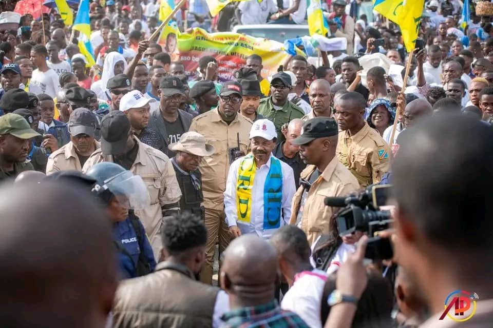 KanyindaPat's tweet photo. Ds un stade refoulant du monde, hier à Masina, l’allié fidèle et loyal du Chef de l’État @Fatshi20, Christophe Mboso a lâché :

“NOUS ALLONS ORGANISÉ LE RÉFÉRENDUM POPULAIRE. ET VOUS, PEUPLE SOUVERAIN, VOUS ALLEZ TRANCHÉ !”🔥

L’opposition et @TataCardinal sont en débandades !🤣 https://t.co/6zBxBV4Mzg