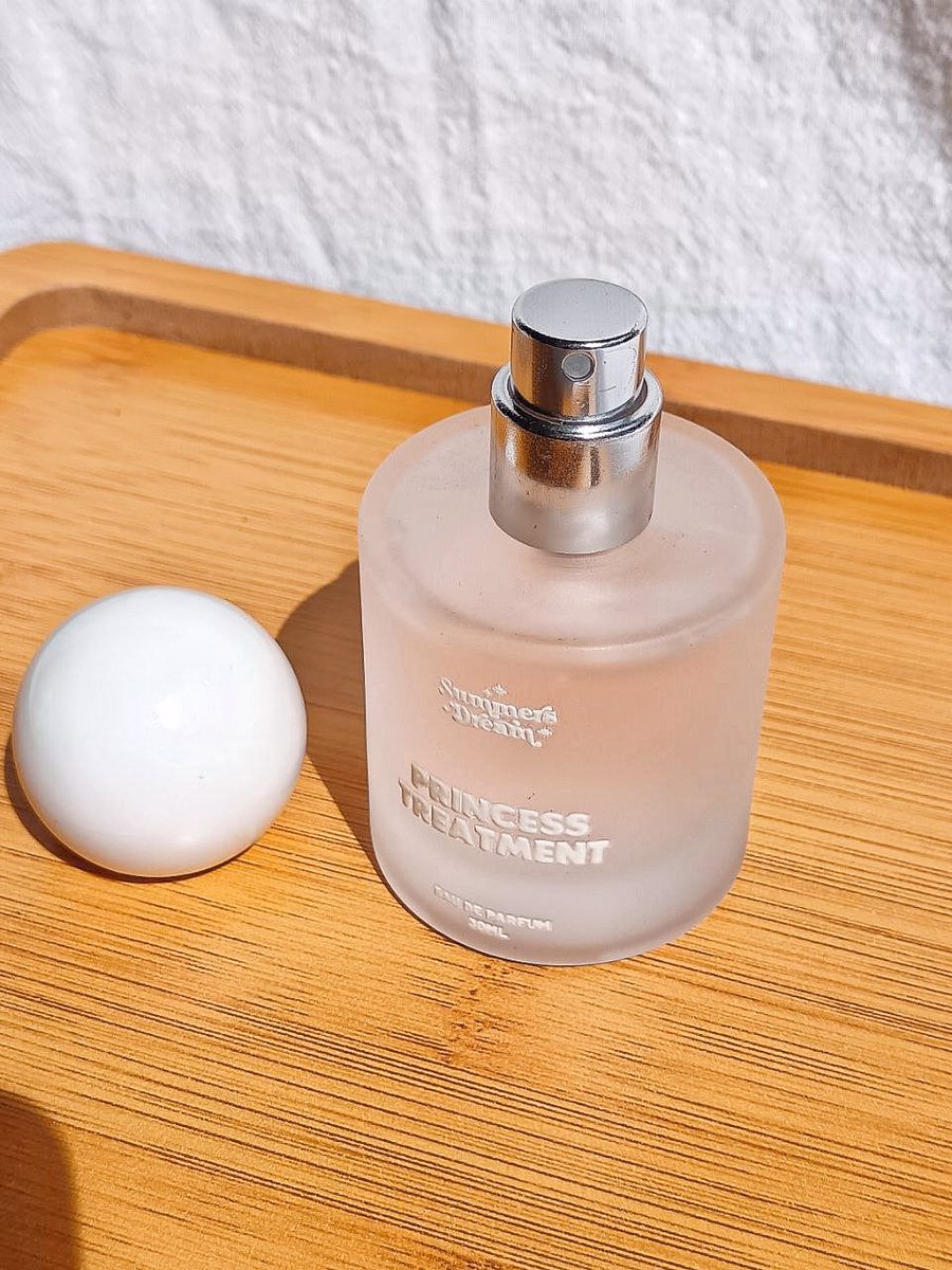 Experience the magical essence of this Princess Treatment EDP and transport yourself to a sunny paradise 🏖️💫🌊 

Want something rich in floral notes with a lil bit spice ? Come elevate your summer vibes with this enchanting fragrance✨

#SummersdreamHQ #PrincessTreatmentEDP