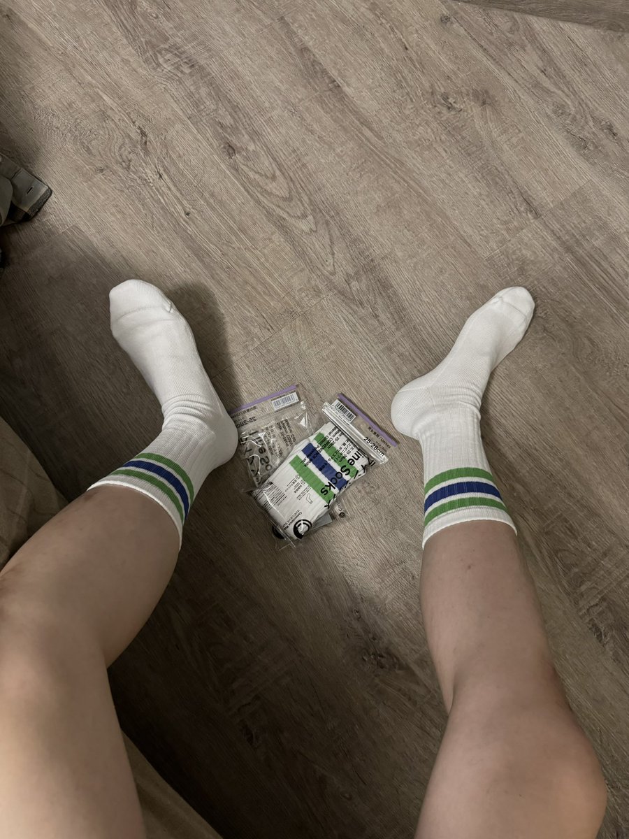socks_josh's tweet photo. 全家襪子好看又好穿 https://t.co/2V6lEn044N