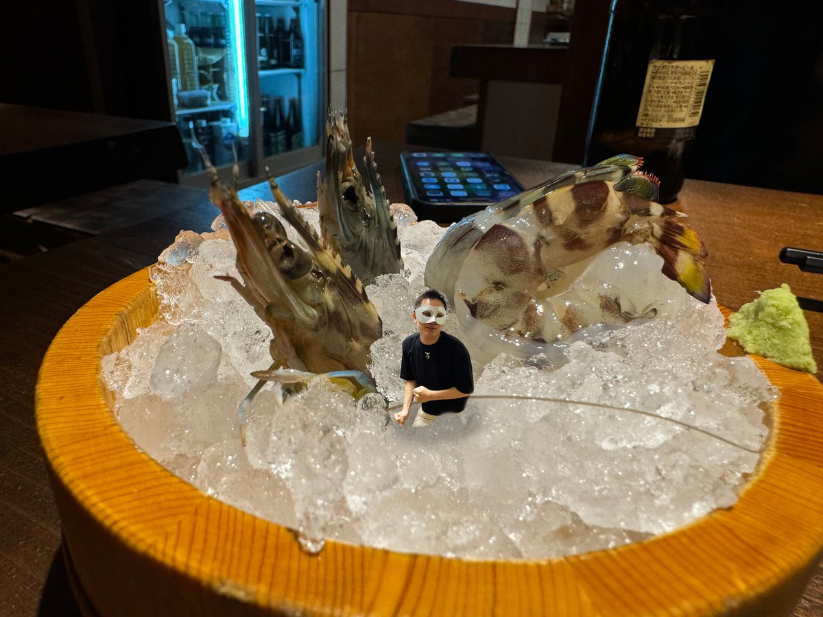 Mr_nagaoka's tweet photo. 車海老のお刺身を食べようとしたら、沼にはまってしまいました。
沼と思ったら氷でした。
がんばれ!Mr.ながおか!
いいね♥とフォローしてくれると嬉しいです

★独り言★
今日は家の片付けができました。

#車海老
#刺身
#tigerprawn
#写真加工 
#合成写真
#followme https://t.co/TltokmEPB2