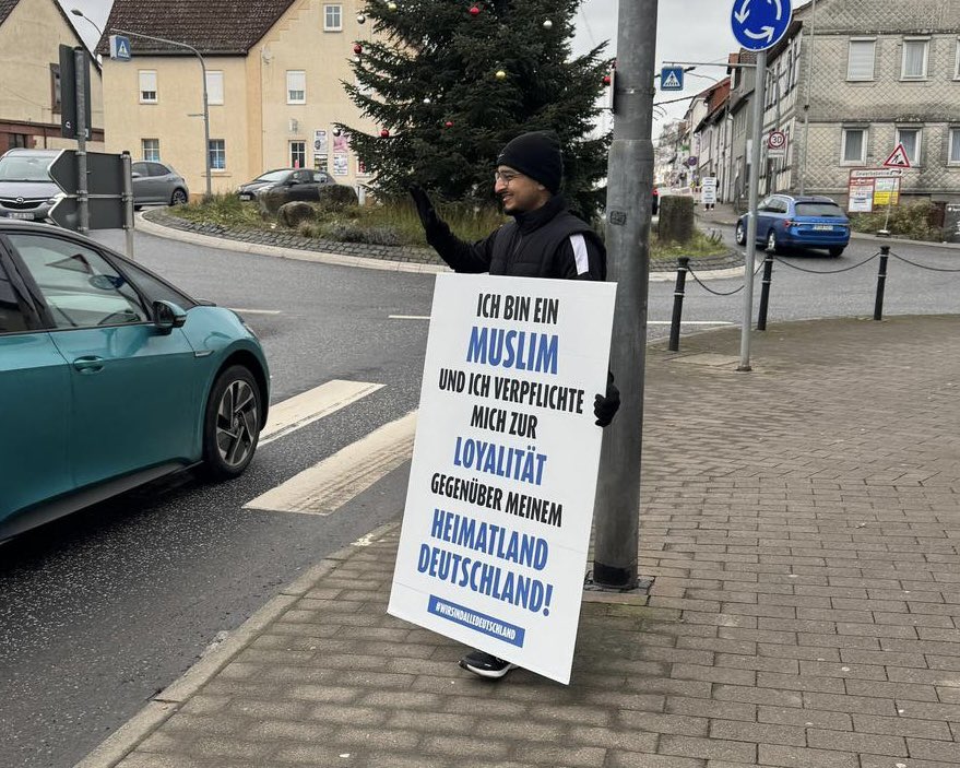 AhmadiyyaJugend's tweet photo. Auch bei niedrigen Temperaturen bleiben Gespräche wichtig – für mehr Verständnis und Miteinander.

#Dialogaktion #Verständigung #AhmadiyyaJugend #Aufklärung #Bundesweit #Deutschland https://t.co/nShmGNWLre