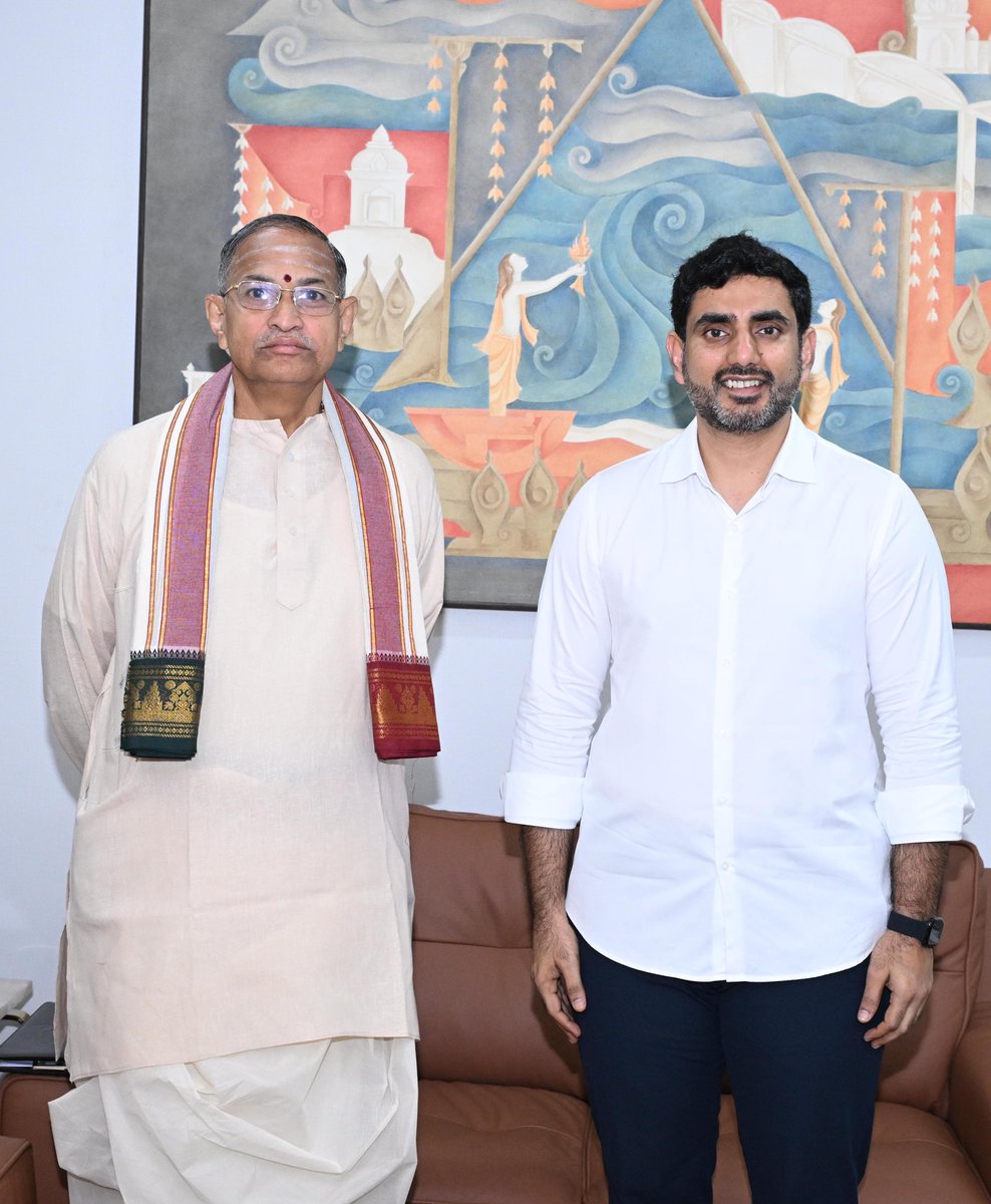 naralokesh's tweet photo. విద్యార్థుల నైతిక విలువల సలహాదారుగా నియమితులైన ప్రముఖ ప్రవచనకర్త చాగంటి కోటేశ్వరరావు గారు నన్ను మర్యాద పూర్వకంగా కలిసారు. విద్యార్థుల్లో మహిళలు, పెద్దలు, గురువులపై గౌరవం పెంపొందించేలా ప్రత్యేకంగా పాఠ్యాంశాలు రూపొందించాలని తీసుకున్న నిర్ణయం గురించి ఆయనతో చర్చించాను. విద్యార్థుల్లో నైతిక విలువలు, సత్ప్రవర్తన పెంపొందించేందుకు సలహాలు, సహకారం అందిస్తానని ఆయన అన్నారు.