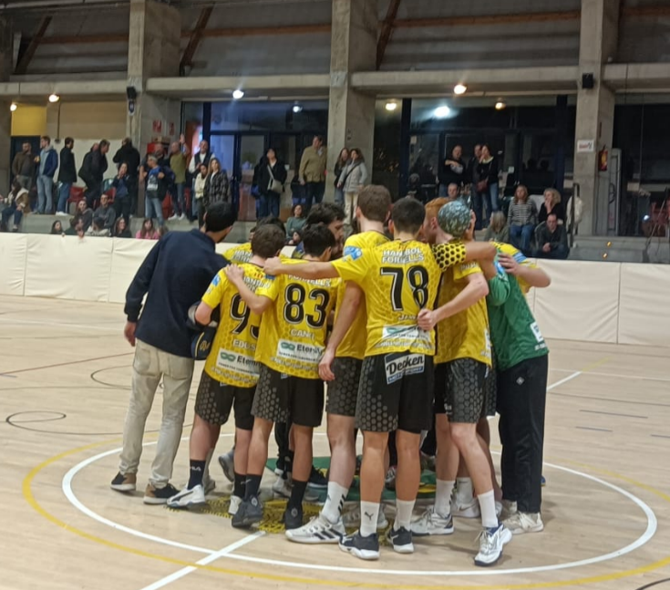 HandbolFornells's tweet photo. Victòria de l'Equip Sènior A contra el @HEsplugues  per 32 a 29.
Quin partit!
Enhorabona nois!
#handbol #aefornells #fornellsdelaselva #unpobleunequipsomhifornells https://t.co/51lv9rGV4q