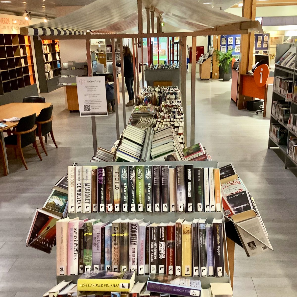 Nog op zoek naar een leuk en duurzaam cadeau voor Sinterklaas of Kerst? Voor een klein bedrag kan je een grote stapel boeken mee naar huis nemen. Kom langs en snuffel tussen de uitgelezen boeken.
#boekenverkoop #boekentip #boekenboekenboeken #boeken #boekenliefde #kinderboeken