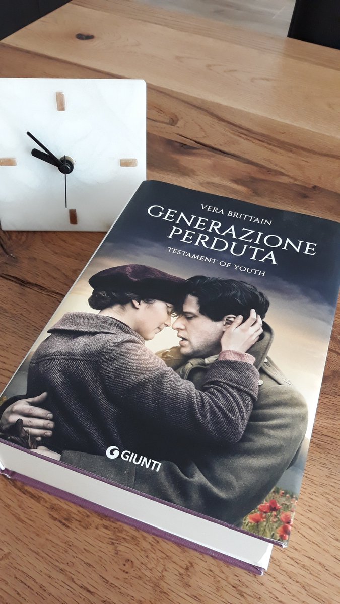 Vi è mai capitato di visitare la tomba di un personaggio, realmente esistito, dopo averne letto il libro? A me sì. Edward Brittain è morto a 23 anni sull'Altopiano di Asiago durante la Prima guerra mondiale. Era il fratello di Vera, autrice del libro Generazione perduta.