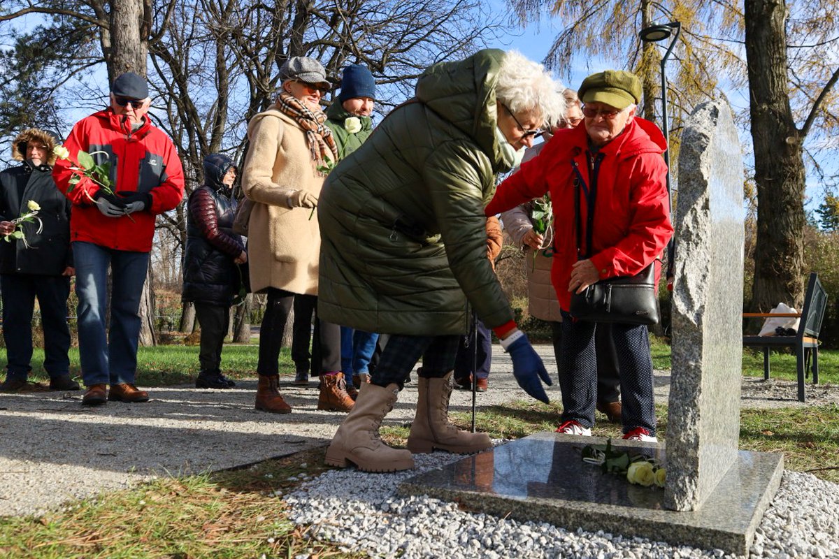 BartekPaulus's tweet photo. Dziś to park miejski przy ulicy Głównej w Wałbrzychu. Kiedyś był tu cmentarz ewangelicki. Przypominać o tym ma odsłonięta dziś tablica. Co ciekawe, alejki parkowe pokrywają się z tymi na dawnym cmentarzu. https://t.co/ZgGJbyRJGt