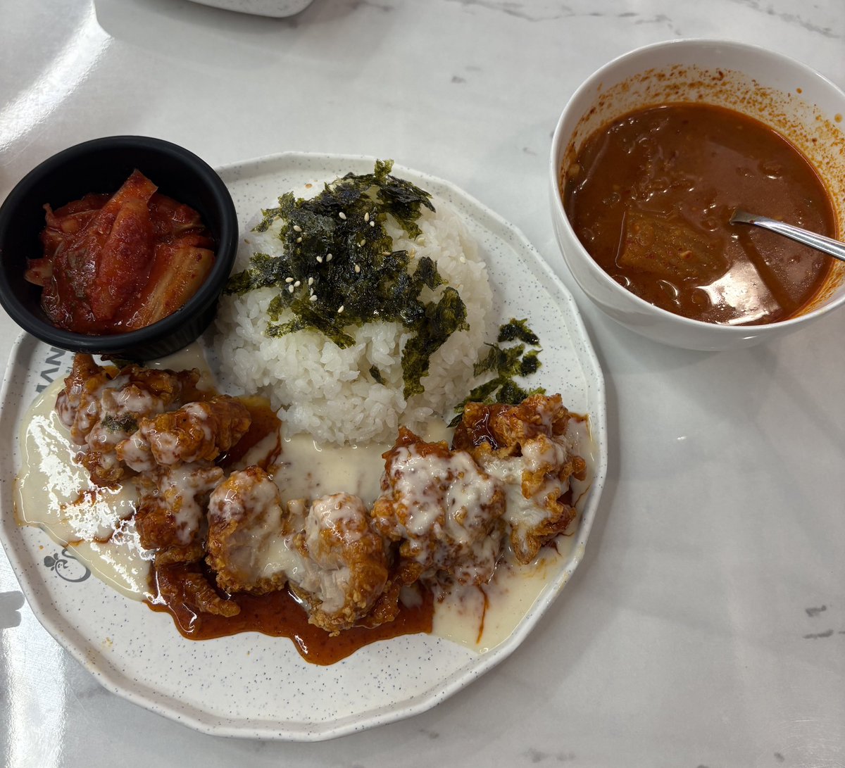 RepeatTravels's tweet image. Choongman Chicken @ True Digital Park: Decent lunch promo at 149 baht. 🍗 
A bit heavy on the sauce, though. 
Bonchon still holds the crown for the best Korean fried chicken in Bangkok! 👑 
#BangkokEats #KoreanChicken