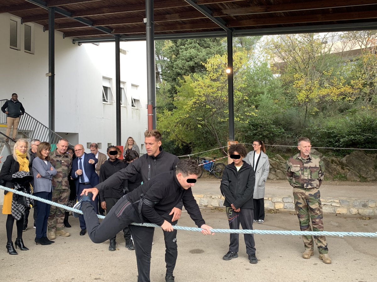 Le <a href="/Dsden30/">DSDEN 30</a> était ce jour au collège Jules Verne pour la signature de la Cité Éducative de Nîmes, avec Mme la Rectrice, <a href="/Prefet30/">Préfet du Gard</a>, <a href="/nimes/">Ville de Nîmes</a>. Avec l'appui de partenaires, ce dispositif a pour ambition d'aider dans leur parcours les jeunes des quartiers de Nîmes-Est et Nîmes-Ouest.