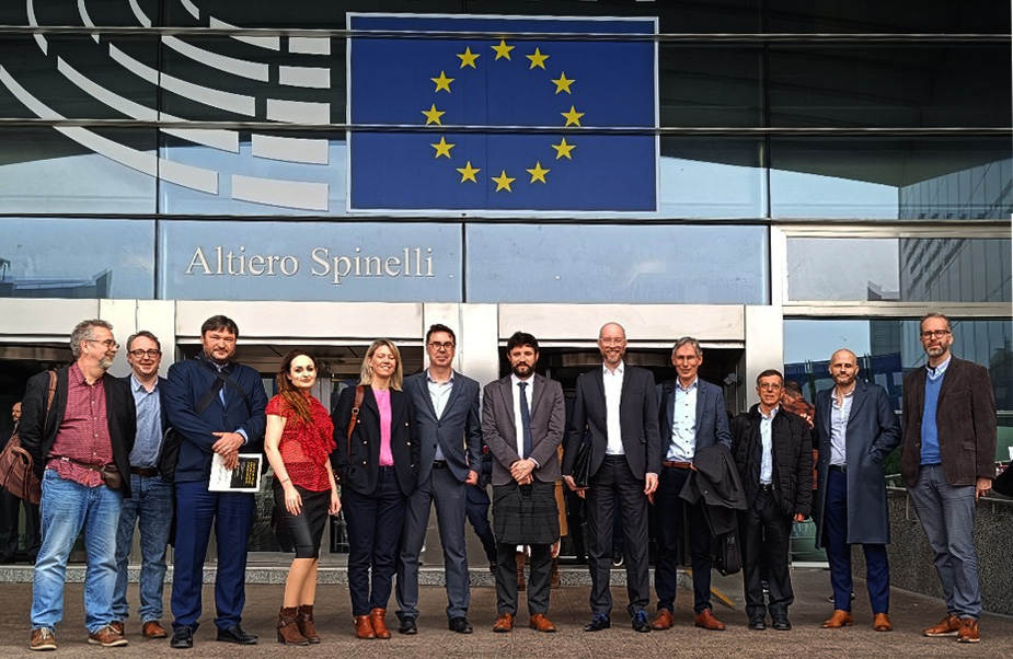 For the first time, 15 National UAP organizations have signed a letter to the European institutions calling for the study of UAP. This 7-page call for action was sent on Oct. 24 to the 400 MEPs with a supplementary 14-page dossier.  uapcheck.org/news/id/2024-1…