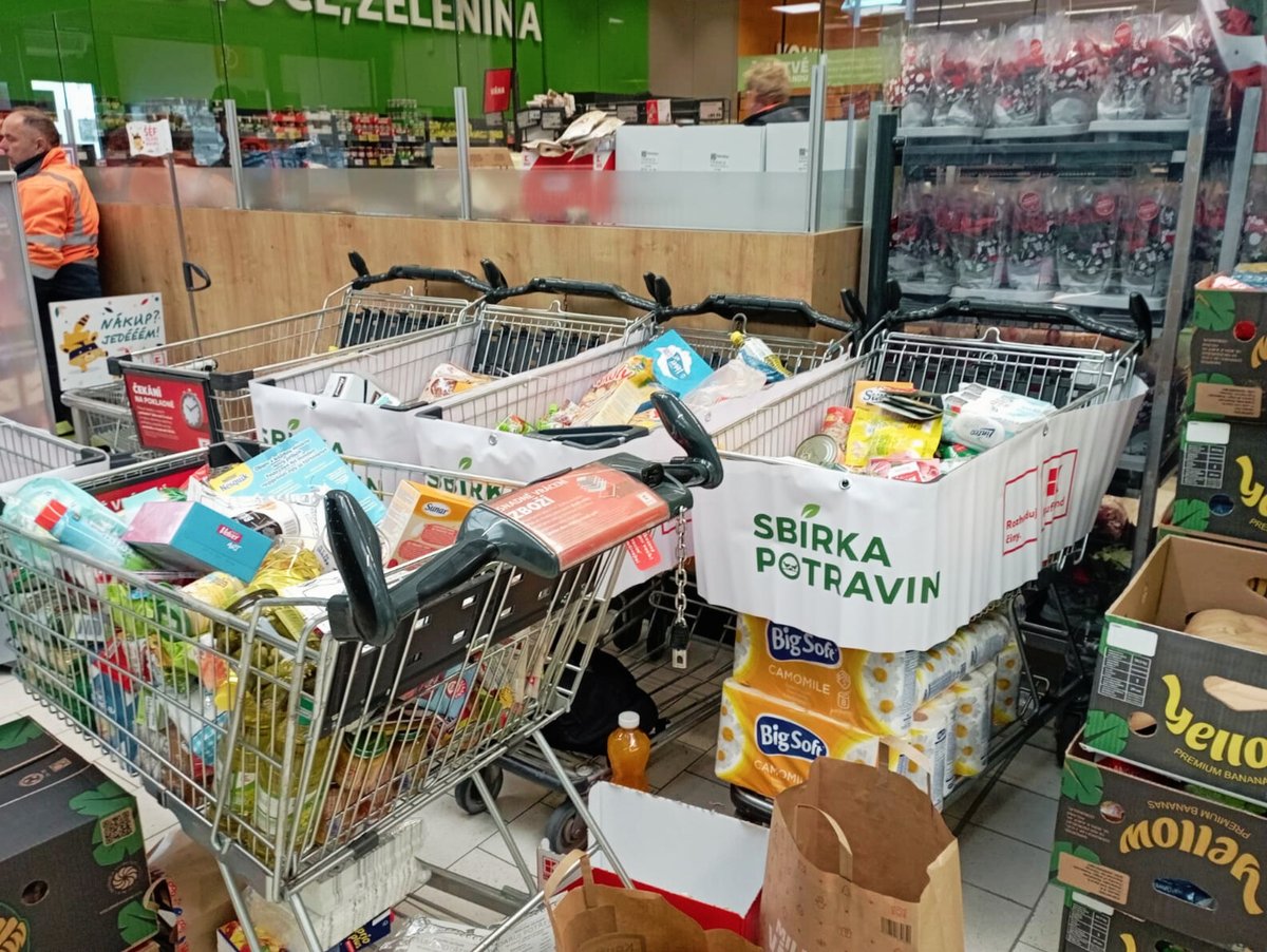 Romodrom_ops's tweet photo. V sobotu proběhla po celé ČR @sbirkapotravin. 🥫

Vybralo se neskutečných 640 tun potravin a drogerie. Romodrom se zapojil hned v několika městech. Vážíme si toho, že můžeme být součástí takto skvělé akce a těšíme se na další ročníky. 🛒 https://t.co/seS3IdR00I
