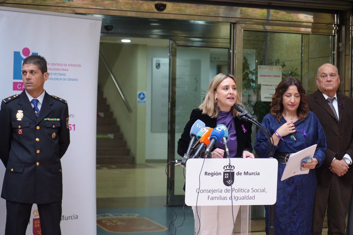 PolitSocialMur's tweet photo. Hoy, #25N lo iniciamos con la lectura del manifiesto junto a asociaciones y entidades reafirmando que la educación y la sensibilización son claves para prevenir la ViolenciadeGénero y construir un futuro en #igualdad. 

#PorUnaSociedadConMásLikesyMenosHate https://t.co/xKWQNV8cbi