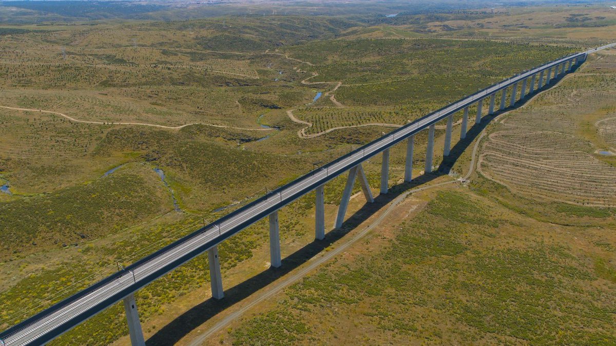 oscar_puente_'s tweet photo. Estamos comprometidos con el impulso de la conectividad ferroviaria de Extremadura.

Adjudicamos la redacción del estudio informativo para construir la nueva estación de alta velocidad de Plasencia

Buscamos que sea accesible desde el centro urbano mediante modos de transporte sostenible e impulsar el uso del tren.