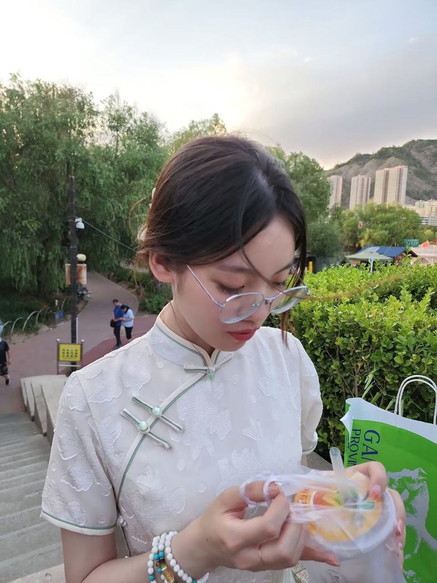 【网友投稿 No.1216】卡哇伊眼镜小姐姐 #眼镜娘 #眼镜妹 #投稿 #反差 #投稿曝光 #女友 #女友分享 
#女友系列 #女同学 #女同事 https://t.co/9CFMnhVBqr
