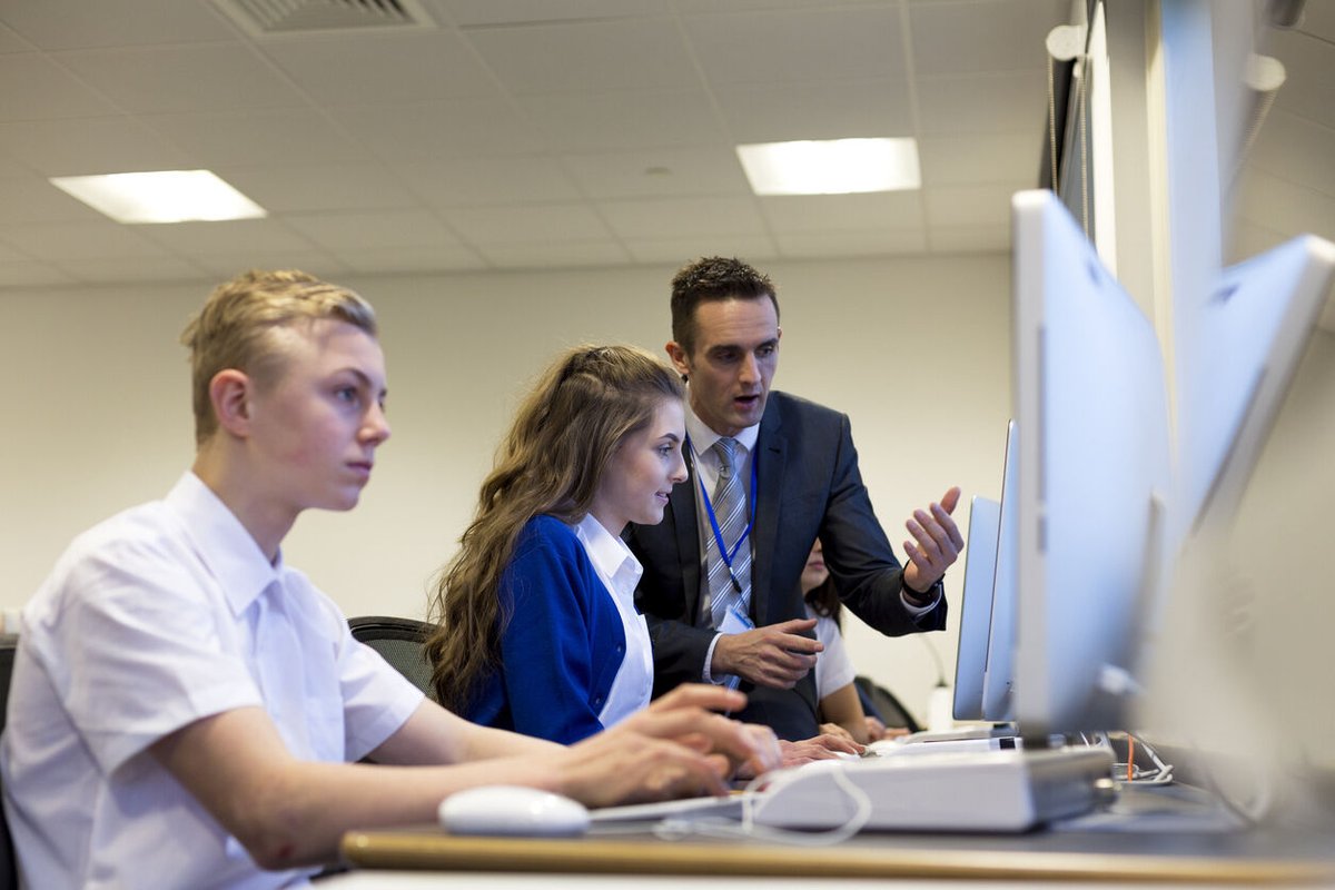 LeedsSCITT's tweet photo. Train to teach Computer Science! Shape future tech innovators with Leeds SCITT. More info 👉 https://t.co/DZ5yR1dC77 #pgce #teachertraining #traineeteacher #teachertrainingcourse #leedsscitt #IT #science #computer https://t.co/EEF26PQFq0