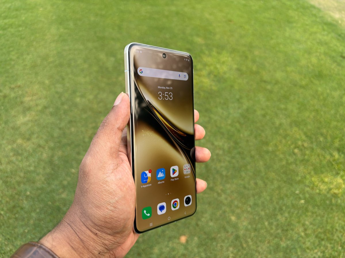 91mobiles's tweet photo. Vivo's flagship series is coming to India, featuring the X200 &amp; X200 Pro. 

Here's a closer look at the Vivo X200 Pro in Titanium Grey.

#vivoX200Series #ZEISSImageGoFar #vivoIndia @Vivo_India https://t.co/yJkvUhZZy8