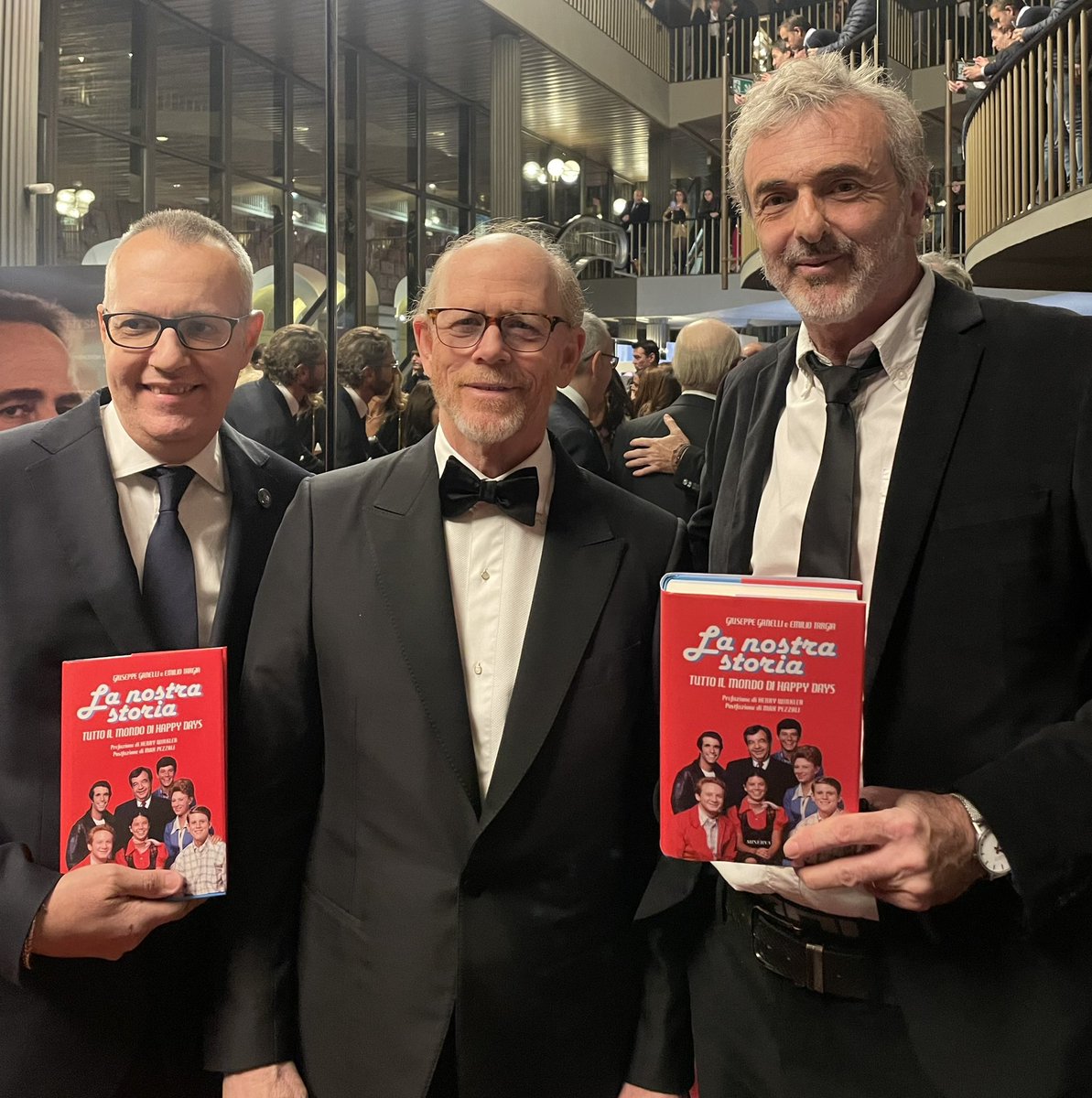 #RonHoward <a href="/torinofilmfest/">Torino Film Festival</a> E poi capita che la gentilezza di un mito di #Hollywood ci consenta un incontro per noi molto emozionante. Con tanto di complimenti e dedica per il nostro <a href="/happydays_libro/">La Nostra Storia - Tutto il mondo di HAPPY DAYS</a>. Felicita’. Grazie di cuore, Ron. Grazie, Richie <a href="/GanoGanelli/">Giuseppe Ganelli 👍</a> <a href="/RealRonHoward/">Ron Howard</a> ❤️