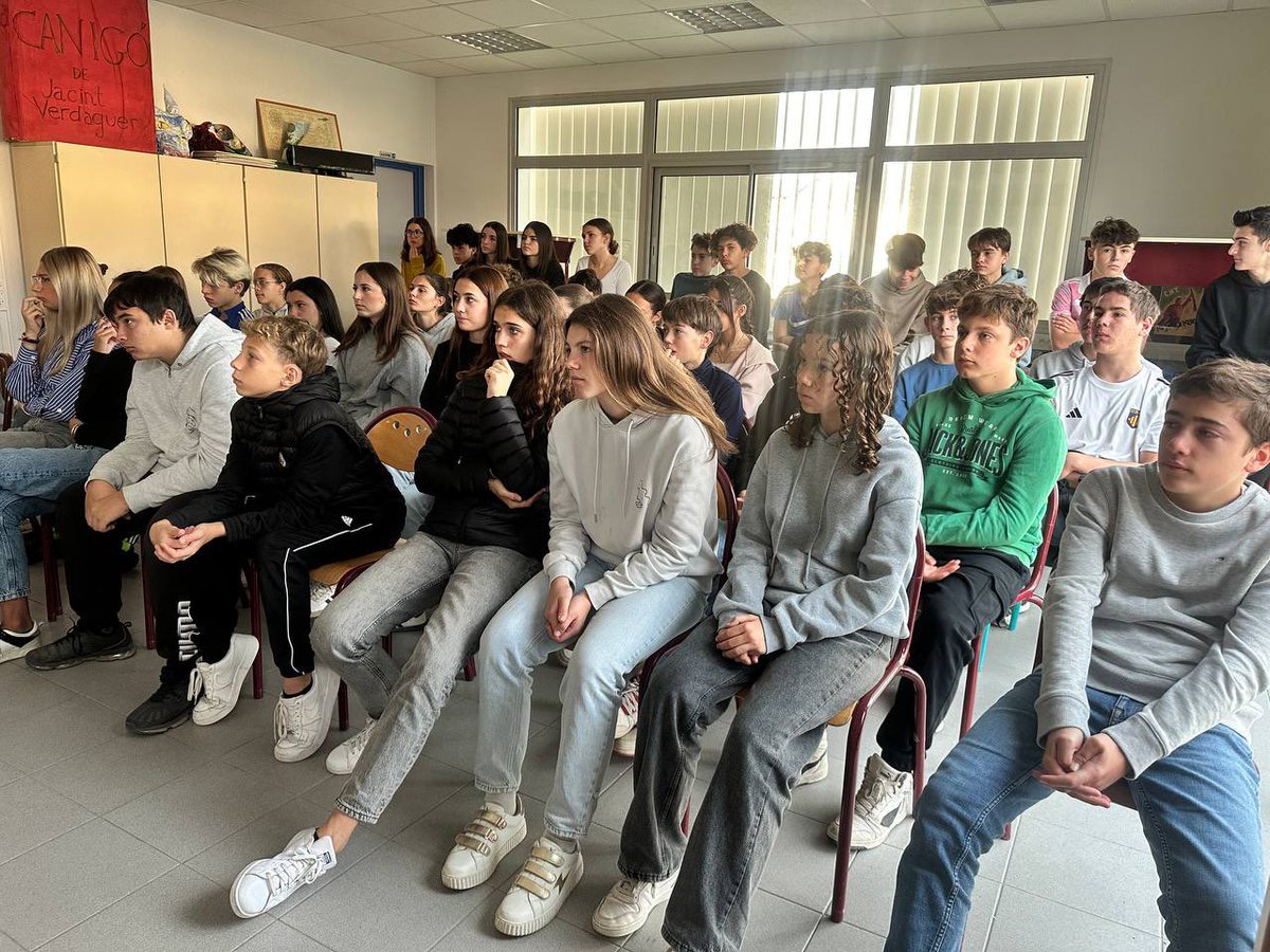 LaBressola's tweet photo. 🗣 Divendres, les terceres del Col·legi La Bressola - Pompeu Fabra van rebre la visita de la doctora Laia Bassaganyas, investigadora de l'Institut de Genòmica Funcional de Montpeller.

Moltes gràcies per la visita!

#PompeuFabra 
#LaBressola 
#CatalunyaNord https://t.co/Q0oacWjzs3