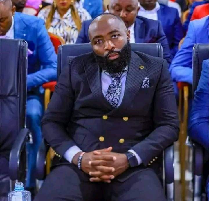 georgediano's tweet photo. She attacked him, hit the vehicle with the aim of maiming him, Njau dashed to stop her by switching off the vehicle upon which time he found her with a knife, Njau pulled the knife &amp; in the process the lady was injured, he switched off the car &amp; ran to safety.Our boy is innocent. https://t.co/7IzQFHvXGs