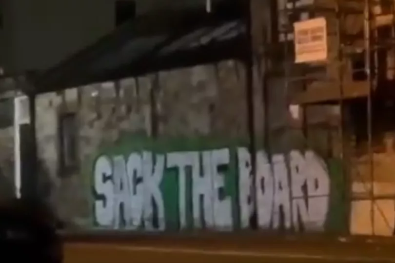 Football_Scot's tweet photo. Seething Hibs ultras scrawl three-word spray paint protest outside Easter Road

📎 https://t.co/RAlGf86fn0 https://t.co/31vr7gEevy