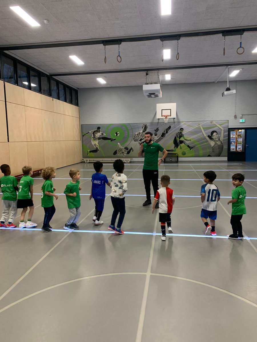 🔵🔴 | Trainer bij PlayFootball, pleincoach op een basisschool én huiskapper in Pendrecht. Mohammed Amine el Badaoui, ooit zelf leerling van de Beatrixschool en begonnen bij de Schoolsportvereniging, is een inspiratiebron voor de kinderen in de wijk.

schoolsportvereniging.nl/mohammed-amine…
