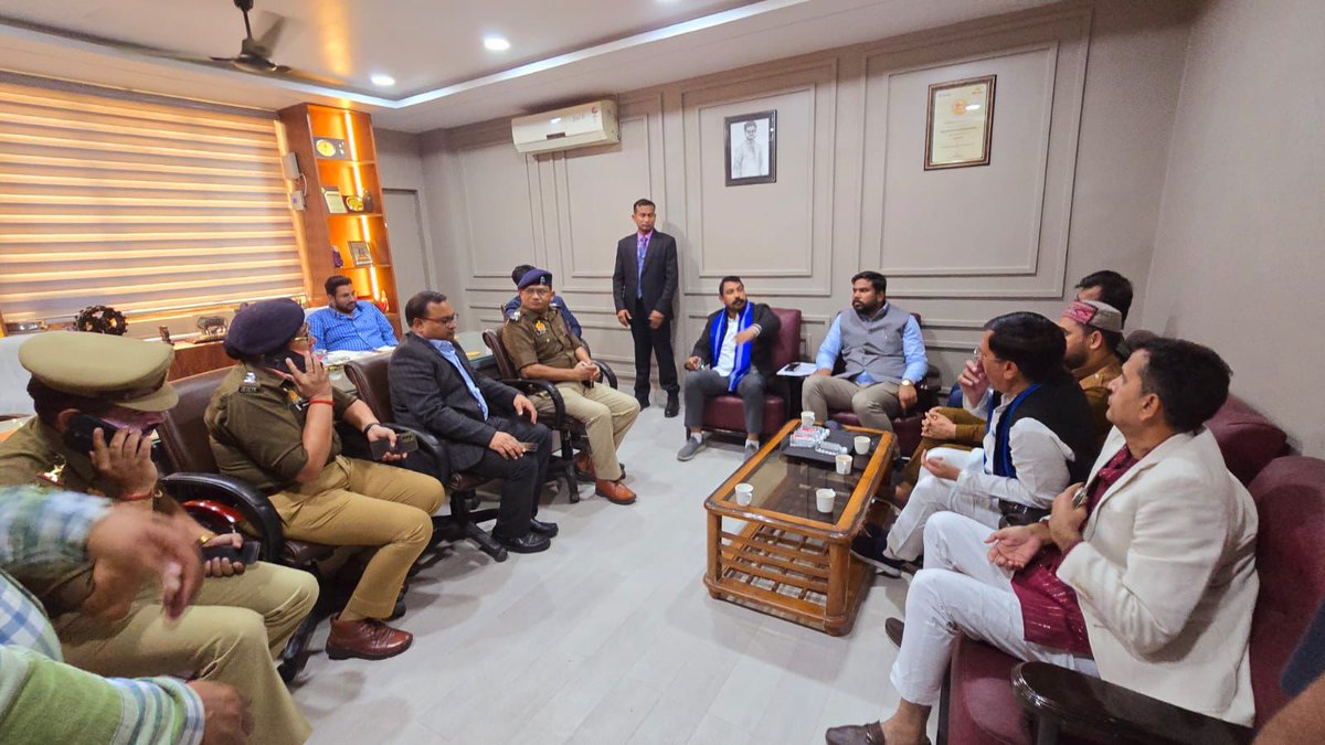 उत्तर प्रदेश के जिला संभल में हुई घटना पर पीड़ित परिवारों व घायल पुलिस को देखने के लिए जा रहे थे, नगीना सासंद चंद्रशेखर आजाद जी हापुड़ पुलिस ने टोल प्लाजा पर पेट्रोलिंग लगा कर रोका।