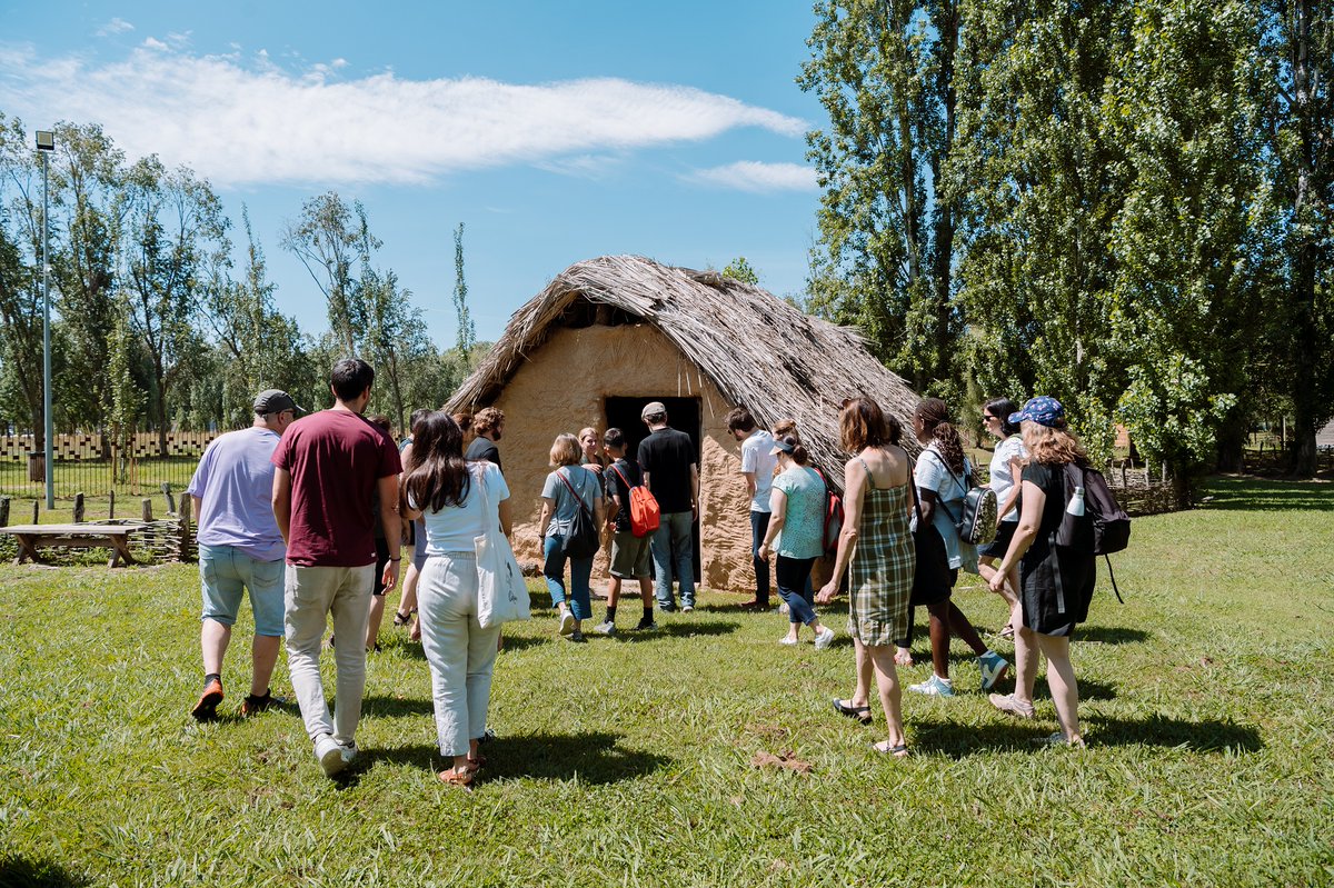 🛖 VISITA AL PARC NEOLÍTIC DE LA DRAGA

👉 Podrem entrar a dins les reconstruccions de les cabanes prehistòriques i descobrirem el dia a dia d’un grup de pagesos i ramaders neolítics.

🗓️ Diumenge 8 desembre
🕰️ 11:30 h
📍 Parc Neolític de la Draga

ℹ️ museusdebanyoles.cat/VISITANS/Activ…