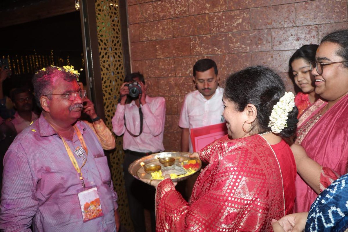 For the first time, the candidates of Mahayuti have won in such a huge number in the land of Konkan. Everyone believes that Mahayuti will definitely develop Konkan through Ravidada.

#RavindraChavan