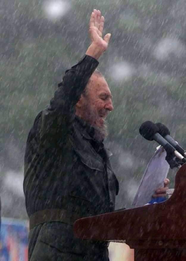 ¡Fidel es un país!
Yo lo ví con oleajes de rostros
en su Rostro.
La Historia arreglará sus cuentas,
allá ella, pero lo ví cuando
subía gente por sus Hubiéramos.
Buenas noches Historia,
agranda tus portones
Entramos con Fidel,
con el caballo.
#FidelPorSiempre