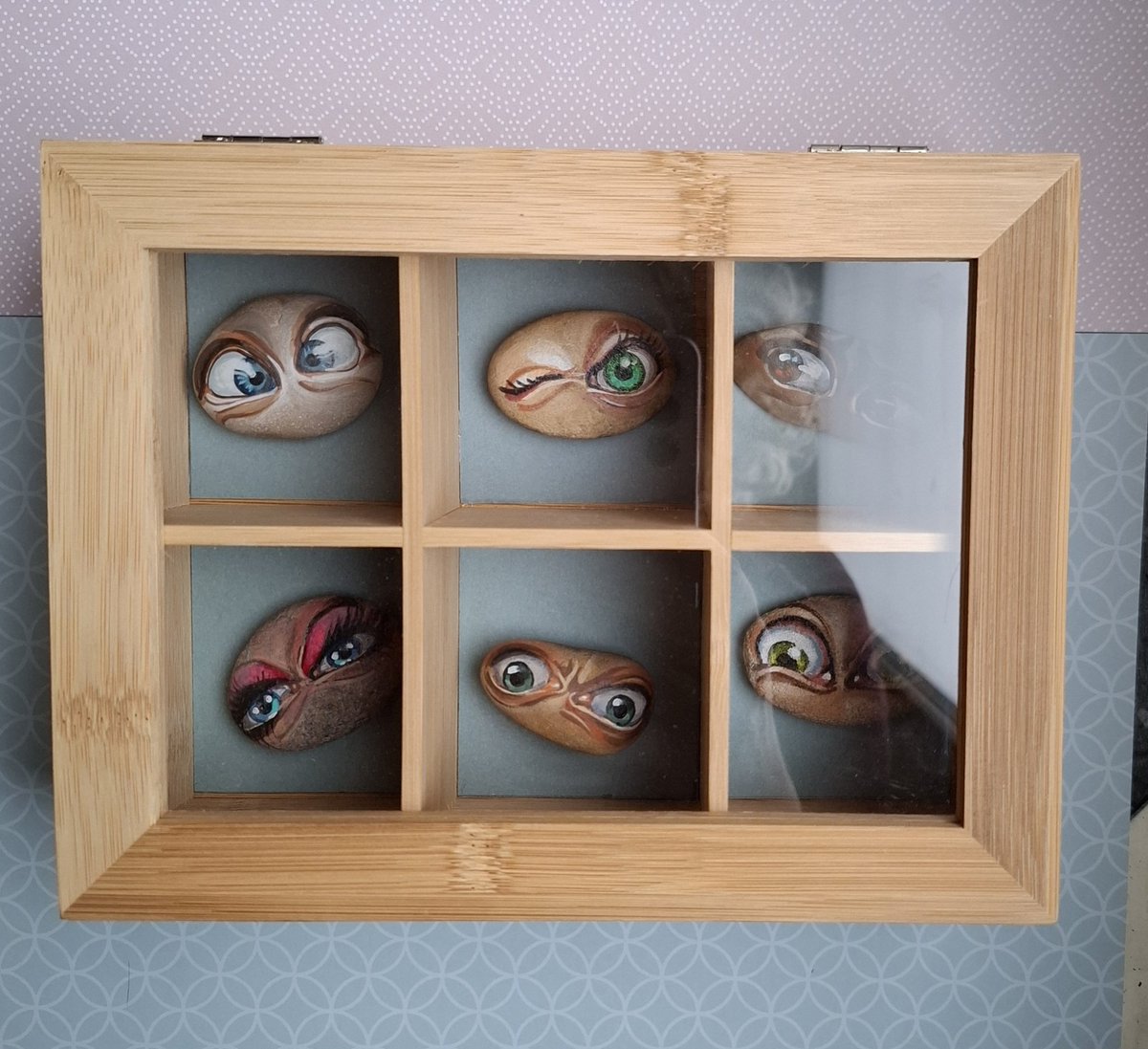 toedeloebiz's tweet photo. Ik heb er Rariteitenkabinetjes van gemaakt! π
Hoe tof zijn ze! π€©π₯³De grote met klepje en plexiglas is 21x16cm groot en inclusief stenen β¬85,-
De kleine vierkante is zonder glas ervoor, is 14x14cm groot en β¬60,-
De stenen zijn handbeschilderd.
#PebblePets #Keigoed https://t.co/0sKrR6DM3I