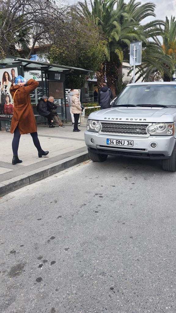 yeni otobüslerimiz hayırlı olsun.
bir öğrenemediler durağa park etmemeyi
<a href="/IBBcozummerkezi/">İBB Çözüm Merkezi</a>