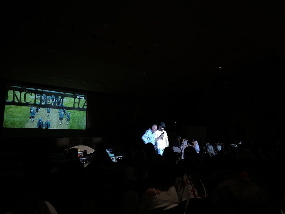 Blanquerna FPCEE (@blanquernafpcee) on Twitter photo 🎭✨ Avui, a les 11 i a les 16 h arriba a la Facultat "MatildAI", una adaptació teatral-musical moderna del clàssic de Roald Dahl que no et deixarà indiferent!
Una història dirigida pel Dr. <a href="/JordiRiera1/">Jordi Riera</a> que connecta passat i futur amb temes com la tecnologia, la creativitat ⬇️ 🎭✨ Avui, a les 11 i a les 16 h arriba a la Facultat "MatildAI", una adaptació teatral-musical moderna del clàssic de Roald Dahl que no et deixarà indiferent!
Una història dirigida pel Dr. <a href="/JordiRiera1/">Jordi Riera</a> que connecta passat i futur amb temes com la tecnologia, la creativitat ⬇️