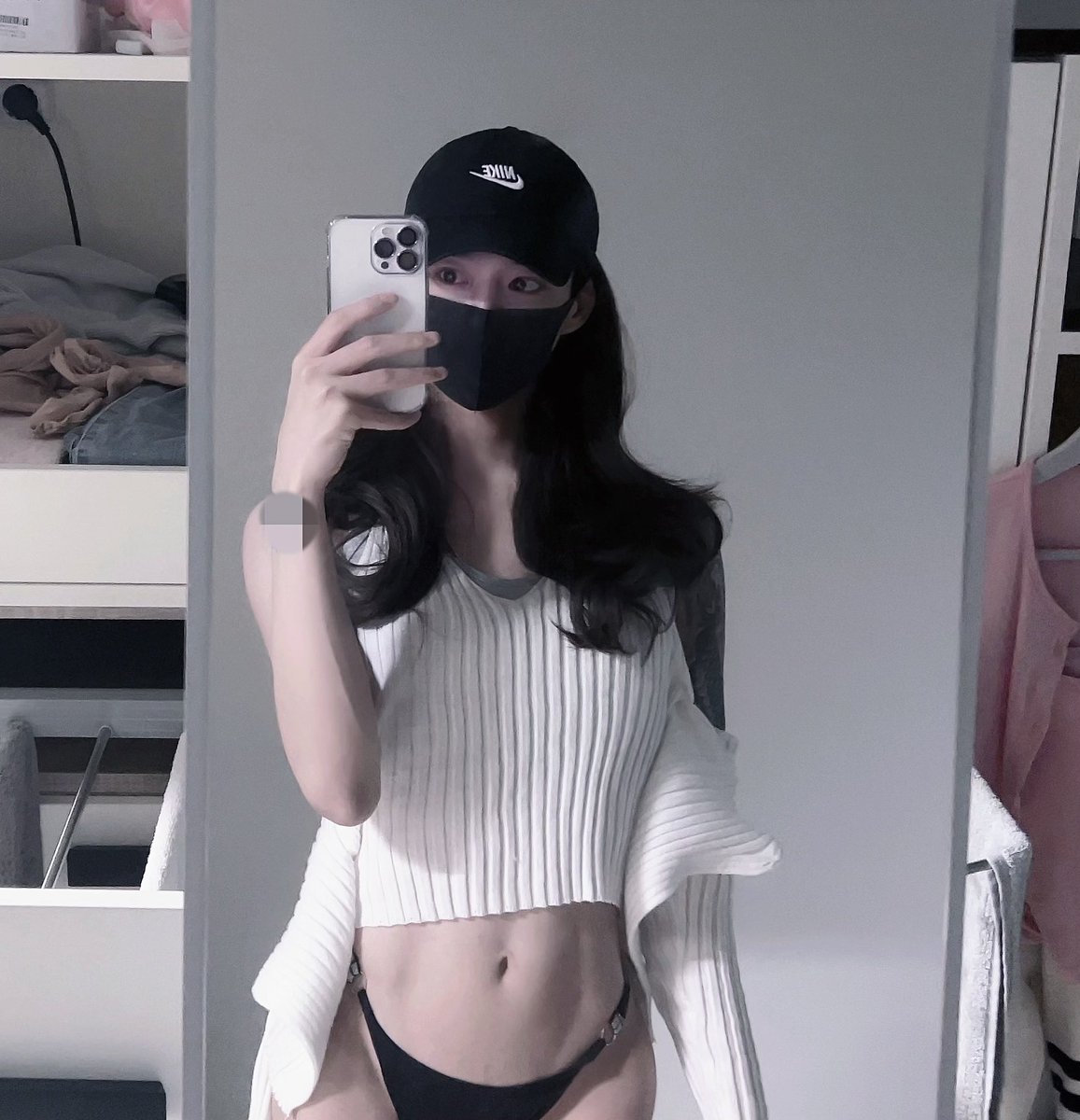 안먹으니 복근이 더 선명해지네
새벽에 알바 나가기 전..🙃