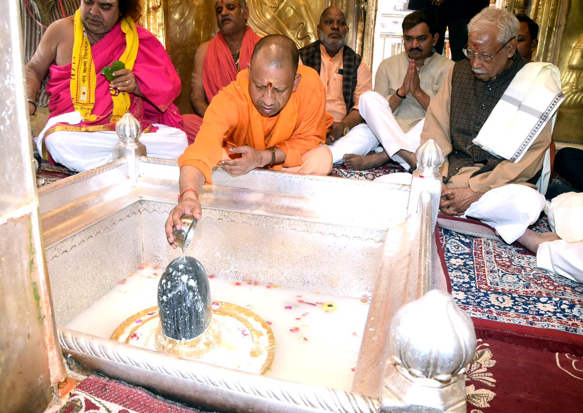 CMOfficeUP's tweet photo. #UPCM @myogiadityanath ने आज वाराणसी में 'काशी के कोतवाल' श्री काल भैरव जी और बाबा श्री विश्वनाथ जी का दर्शन-पूजन किया। 

इस अवसर पर मुख्यमंत्री जी ने प्रदेशवासियों की सुख, शांति और समृद्धि के लिए कामना की। https://t.co/vJJIiMcKtu