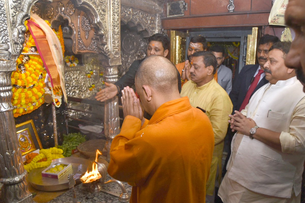 CMOfficeUP's tweet photo. #UPCM @myogiadityanath ने आज वाराणसी में 'काशी के कोतवाल' श्री काल भैरव जी और बाबा श्री विश्वनाथ जी का दर्शन-पूजन किया। 

इस अवसर पर मुख्यमंत्री जी ने प्रदेशवासियों की सुख, शांति और समृद्धि के लिए कामना की। https://t.co/vJJIiMcKtu