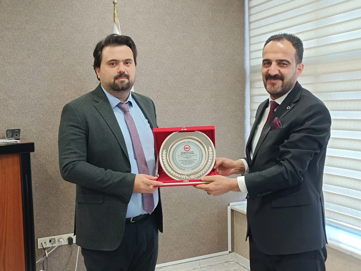 Görevi süresince yapmış olduğu başarılı çalışmalarla adından söz ettiren Van'da ki sağlık sistemini bir üst sekmente taşıyan sağlık il müdürümüz sayın <a href="/drmuhammedtosun/">Dr.Muhammed Tosun</a> teşkilatımızın her yıl taktim ettiği "Vatanını En Çok Seven Görevini En İyi Yapandır" ödülüne layık görülmüştür.