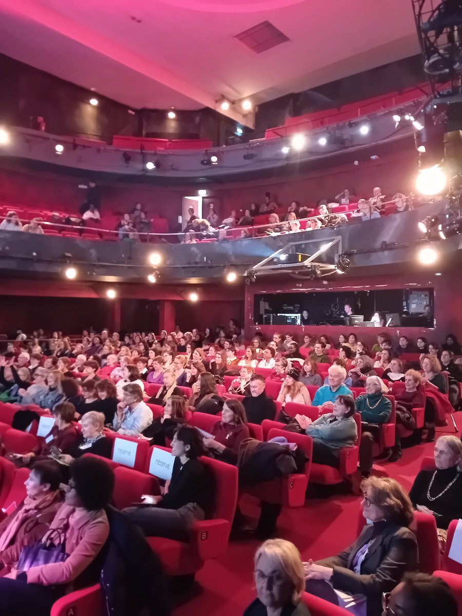 Dix ans de l'Observatoire parisien des violences faites aux femmes au Théâtre de la Concorde dans le 8e arrondissement de <a href="/Paris/">Paris</a>, c'est parti ! Introduction de la journée, qui sera animée par <a href="/Giulia_Fois_/">Giulia Foïs</a>, avec <a href="/elsaboublil/">elsa boublil</a> et <a href="/jdHAUTESERRE/">Jeanne d'Hauteserre</a>. #25novembre