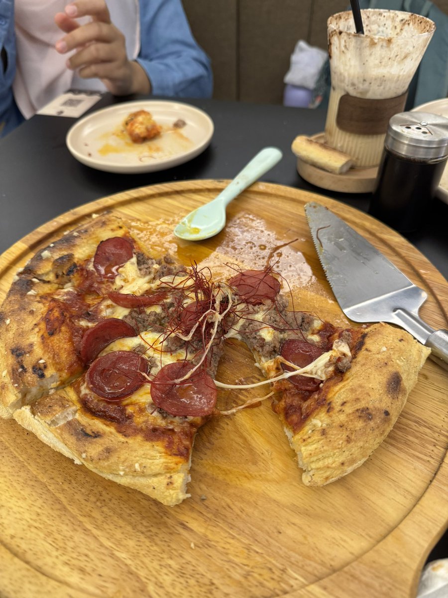 IncheFaris's tweet photo. Tak menyesal langsung drive dari Kajang ke Wangsa Maju untuk dinner di Bienz.

Kami order Tiramisu latte, buttermilk Spaghetti, sourdough pepperoni pizza &amp; kek batik indulgence.

Sedap gila, especially pizza. Puas hati betul makan.

Wajib repeat! 😋 https://t.co/Nz8PoJsJCa