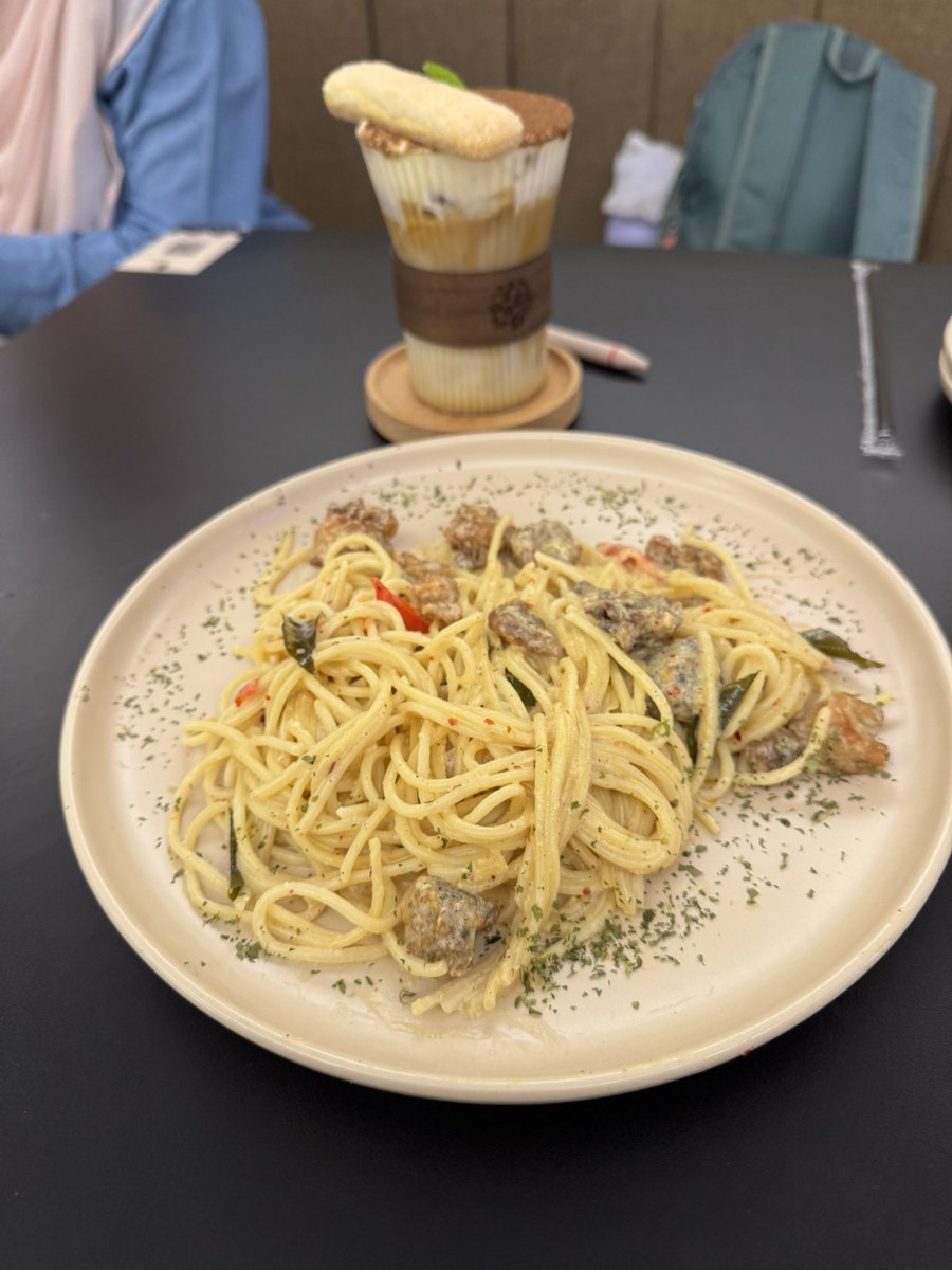 IncheFaris's tweet photo. Tak menyesal langsung drive dari Kajang ke Wangsa Maju untuk dinner di Bienz.

Kami order Tiramisu latte, buttermilk Spaghetti, sourdough pepperoni pizza &amp; kek batik indulgence.

Sedap gila, especially pizza. Puas hati betul makan.

Wajib repeat! 😋 https://t.co/Nz8PoJsJCa