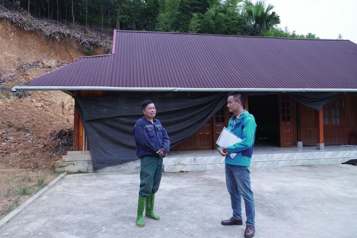 UNDPVietNam's tweet image. 🏠Our team visited communes to provide funding &amp;amp; handson training on housing repairs for families. 
With support from @UNCERF, we&apos;re working with local authorities &amp;amp; affected communities to enable them safely return home as soon as posible! 
#TyphoonYagi #BuildingBackBetter
